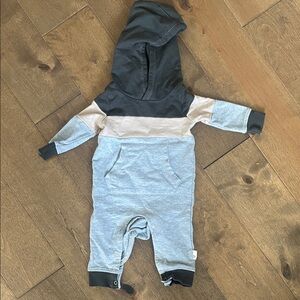 BURT’S BEES organic cotton newborn onesie